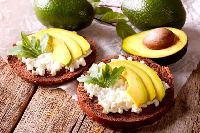 Co można zjeść na śniadanie dietetycznego, aby czuć się sytym?