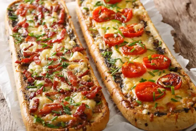 Klasyczna zapiekanka z bagietki: Prosty przepis na smak PRL-u