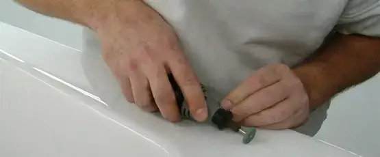 Jak naprawić wannę akrylową - skuteczne metody na usunięcie uszkodzeń