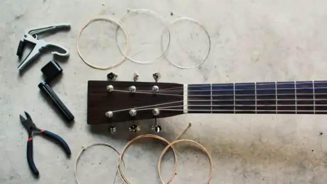 Jak zakładać struny do gitary klasycznej - uniknij najczęstszych błędów