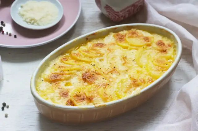 Zapiekanka ziemniaczana z surowych ziemniaków – łatwy przepis na smaczne danie