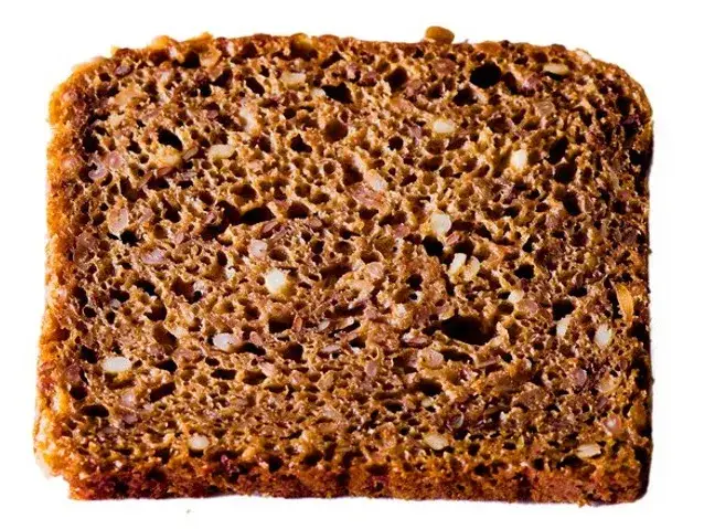 Ile kalorii ma kromka chleba razowego? Poznaj wartości odżywcze