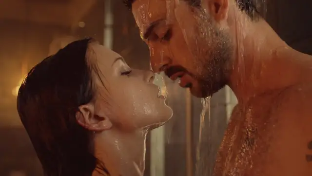 Kulisy kręcenia scen łóżkowych: poznaj techniki aktorów na planie filmowym