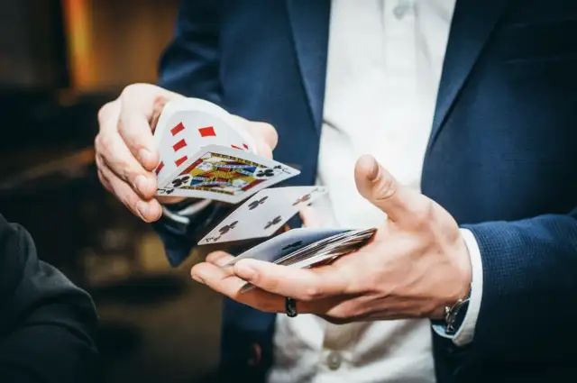 Dwa światy gier karcianych: dlaczego gra online różni się od gry na platformach rozrywkowych