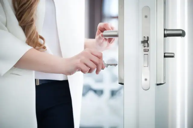 Zamki magnetyczne vs. tradycyjne zamki: Który wybrać?