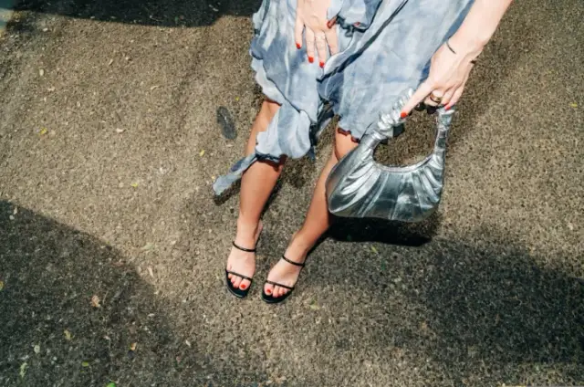 Jakie buty do jasnoszarej sukienki - idealne stylizacje na każdą okazję