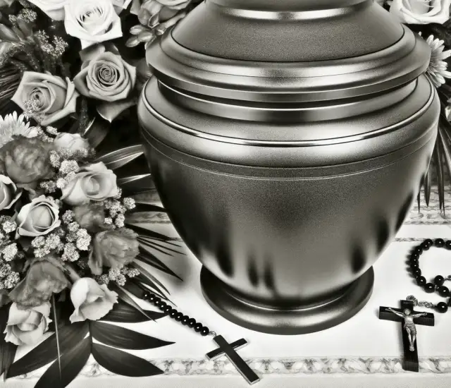 Czy Kościół katolicki dopuszcza kremacje i jakie są zasady tej praktyki?