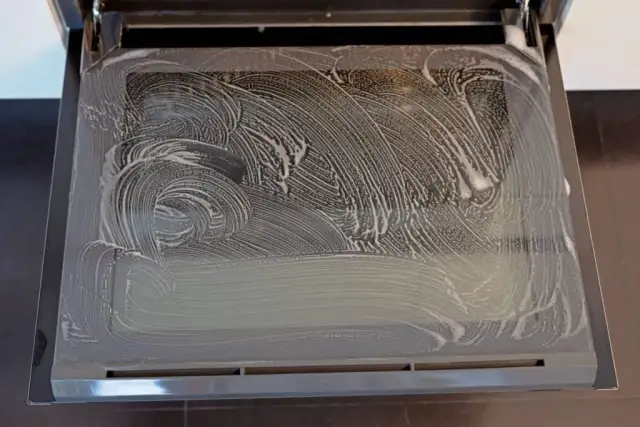 Jak domyć blachy z piekarnika? Skuteczne metody na trudne zabrudzenia