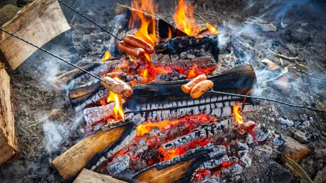 Ognisko koło domu: Legalność, przepisy, kary. Sprawdź, zanim rozpalisz!