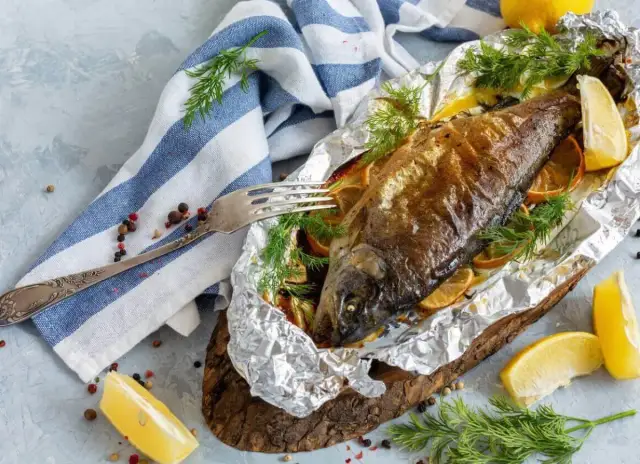 Pstrąg z grilla w folii: Perfekcyjny przepis na soczystą rybę