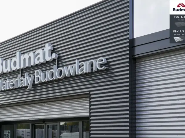 Nowoczesna elewacja z blachy falistej budynku Budmat. Materiały Budowlane.