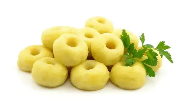 Kluski śląskie: Kalorie, dodatki i jak je jeść bez wyrzutów.