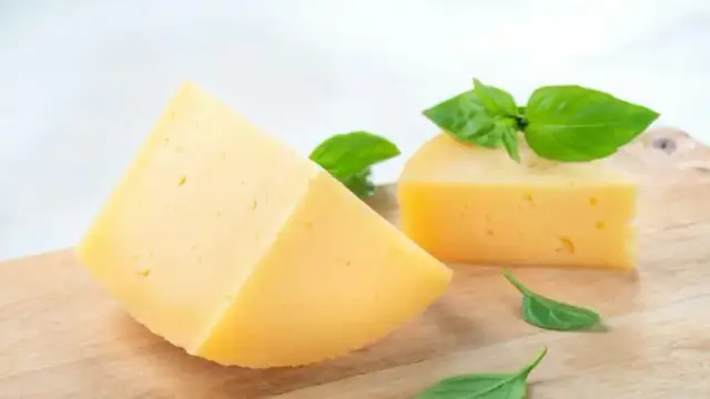 Bezpieczny ser żółty dla niemowlaka: Od kiedy? Jaki wybrać?