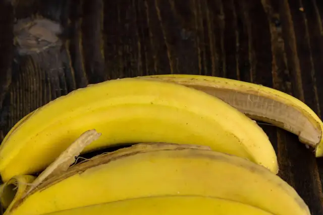 Czarna skórka, smaczny miąższ? Banany w lodówce cała prawda