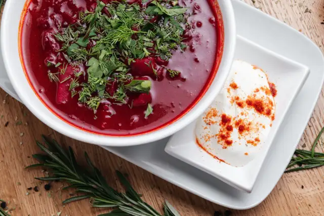 Zupa buraczkowa: przepis krok po kroku i sekrety idealnego koloru