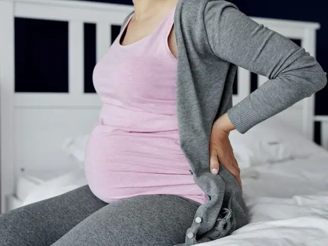 Kiedy ból pleców w ciąży jest niebezpieczny? Objawy, które alarmują