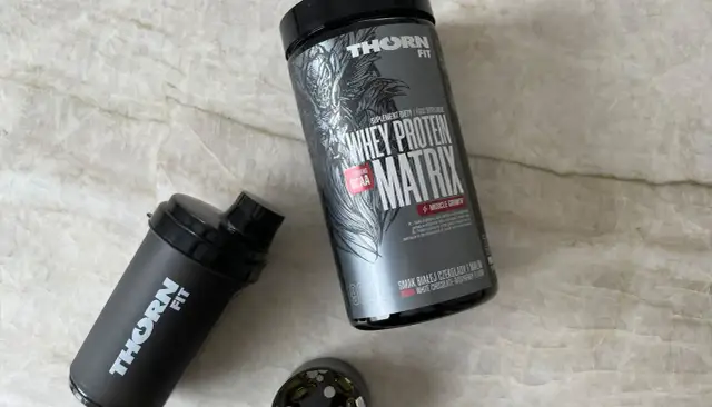 Białko przed czy po treningu? Całkowita podaż jest kluczem!