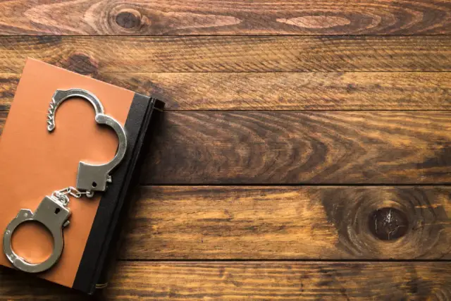 Wyrok w zawieszeniu: co to znaczy? Wyjaśniamy krok po kroku