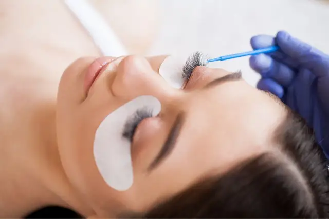 Henna brwi w domu: Jak zrobić idealne brwi krok po kroku?