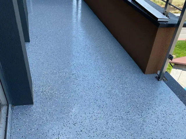 Posadzka żywiczna do garażu - Epoksyd czy poliuretan? Pełny poradnik