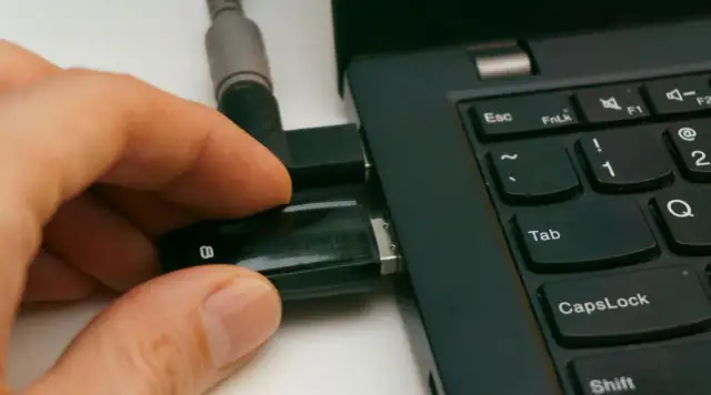 Jak naprawić pendrive, którego nie widzi komputer? Pełny poradnik