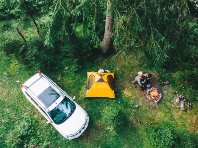 Kemping czy camping - jakie są kluczowe różnice i co wybrać?