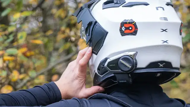 Jak dobrać kask motocyklowy? Poradnik ECE 22.06 i idealne dopasowanie