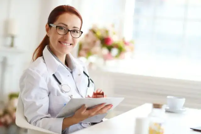 Który lekarz wystawia zwolnienie na opiekę nad członkiem rodziny? Sprawdź!