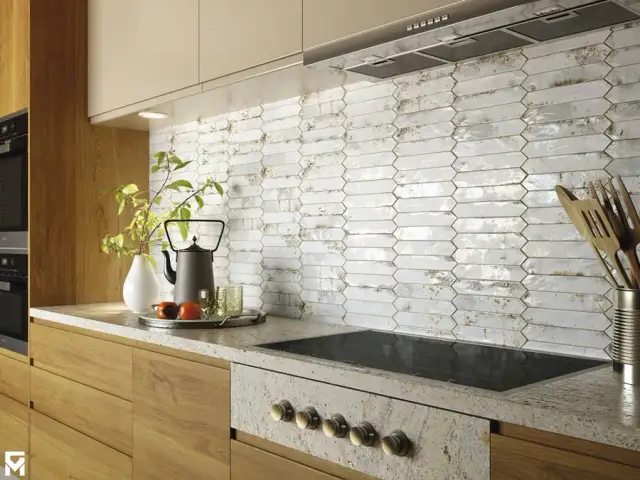 Ściana nad blatem w kuchni: Płytki, szkło, drewno co wybrać?