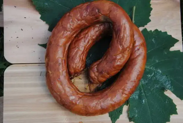 Gdzie kupić kiełbasę lisiecką? Sprawdź najlepsze sklepy i oferty