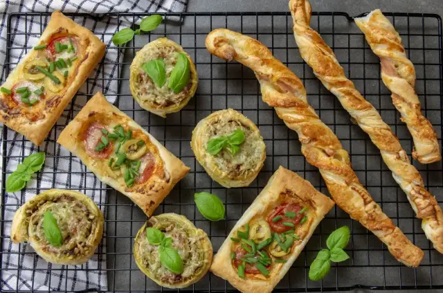 Szybkie i łatwe przekąski z ciasta francuskiego, które zachwycą gości