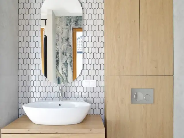 Czym wykończyć ściany łazienki, aby uniknąć problemów z wilgocią?