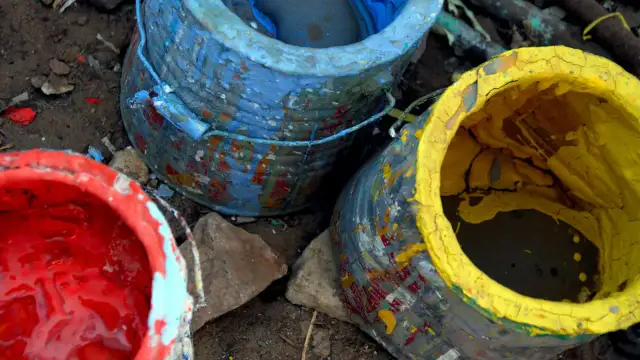 Gdzie wyrzucić stare farby w Warszawie? Sprawdź najlepsze miejsca