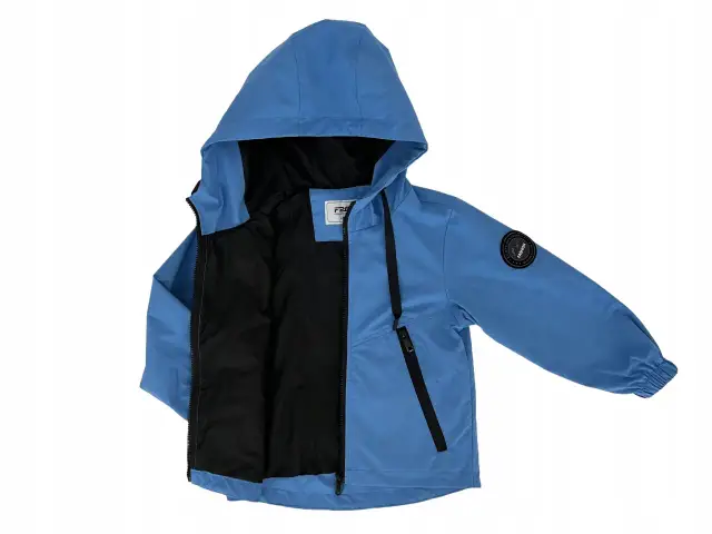 Niebieska kurtka jesienna dla chłopca z kapturem, czarną podszewką i zamkami.