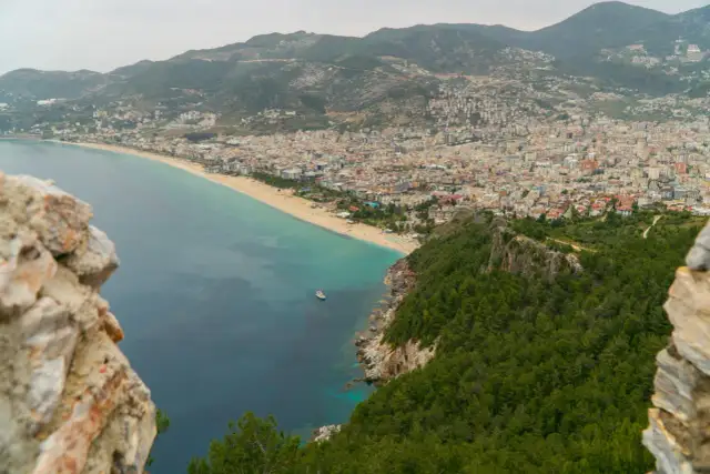Alanya - nad jakim morzem leży to magiczne miejsce?
