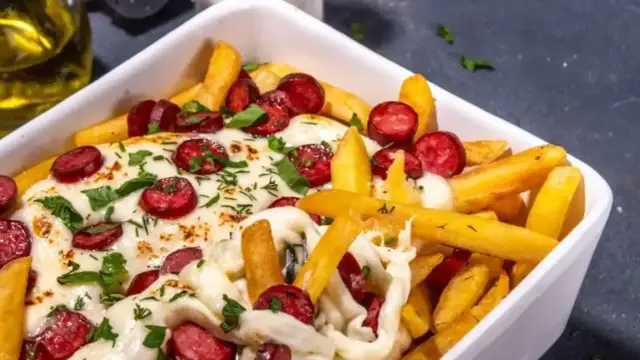 Urozmaić frytki! Sosy, loaded fries i dania główne inspiracje