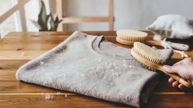 Delikatny kaszmirowy sweter z kłaczkami, gotowy do czyszczenia. Szczotka do ubrań pomoże Ci dowiedzieć się, jak prać kaszmirowy sweter.