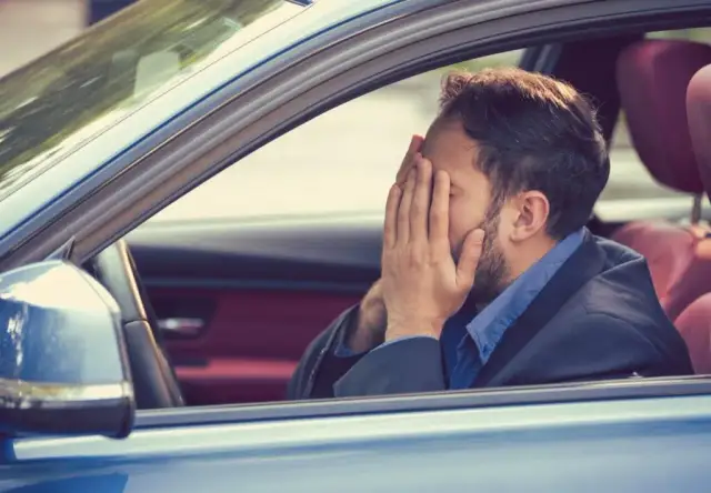 Zwrot auta z salonu: Kiedy rękojmia pozwala odstąpić od umowy?