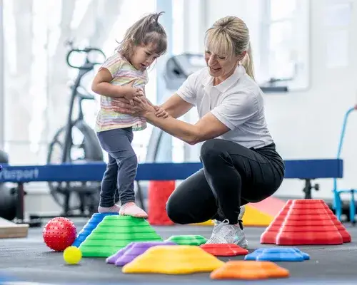 Terapia sensoryczna – jak poprawić rozwój dziecka z trudnościami