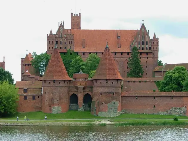 Czy na zamek w Malborku można wejść z psem? Zasady i informacje.