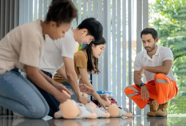 Ile wdechów w RKO? Dorośli, dzieci, bez wdechów poznaj zasady