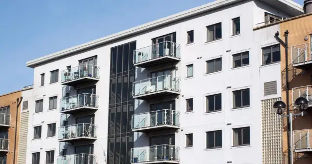 Jak działa spółdzielnia mieszkaniowa? Poznaj jej zasady i prawa członków