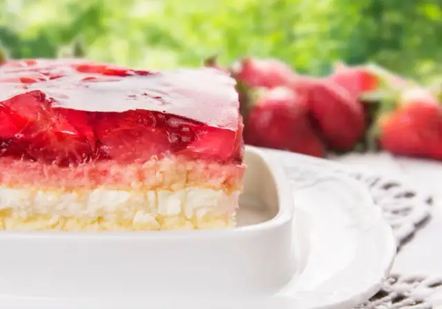 Jak przełożyć biszkopt z galaretką, aby wyglądał perfekcyjnie?