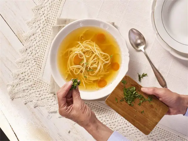 Sekret klarownego rosołu: Jak gotować makaron, by nie zmętniał?