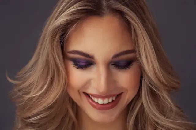 Jakie kolory makijażu do fioletowej sukienki podkreślą Twój urok?
