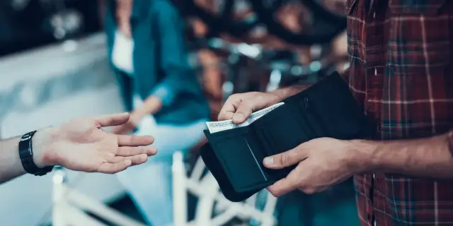 Ile gotówki można przewieźć samolotem: Limity i zasady kontroli celnej