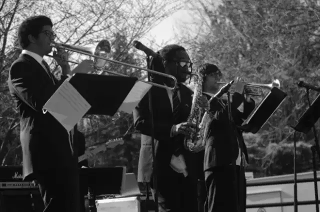 Jak wspólne improwizowanie muzyków jazzowych zmienia oblicze muzyki