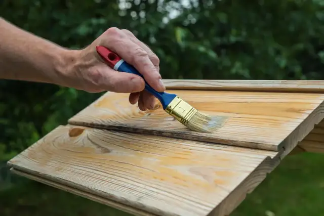Jaki olej do elewacji drewnianej? Wybierz najlepszą ochronę dla drewna