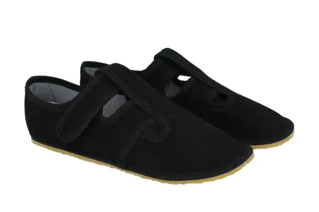 Kapcie do żłobka: Barefoot czy profilaktyczne? Fizjoterapia radzi