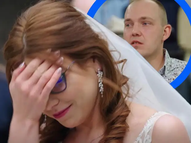 Panna młoda zakrywa twarz dłonią, obok widać pana młodego.